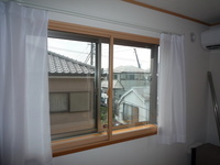 出窓は騒音を集め、断熱効果も問題の窓です