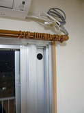 エアコン通気穴　連窓にしてFIX窓部にアルミパネルを施工。配管用穴を開けました。これで隙間風なし！快適です