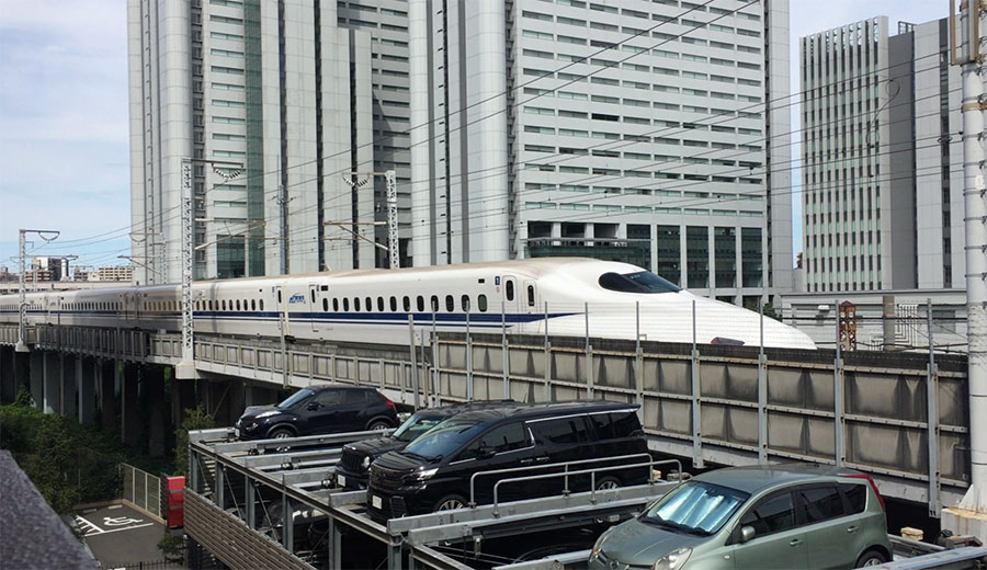 マンションの目の前に新幹線