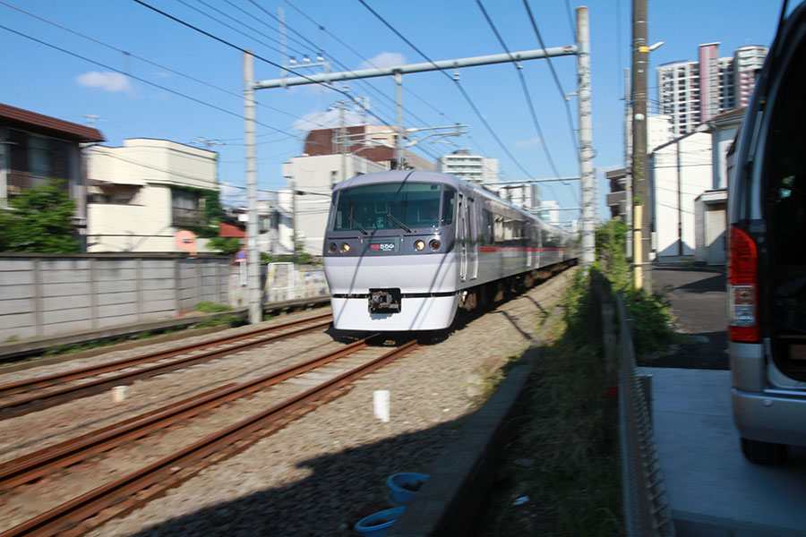 線路のすぐ横の一戸建てで電車の騒音に悩まされる