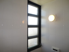 お風呂の窓の修理開閉装置交換工事マンションのオーニング窓