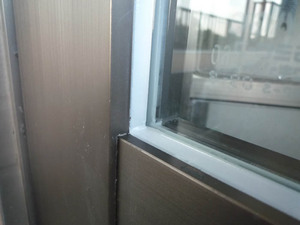 窓ガラ修理　シーリング施工