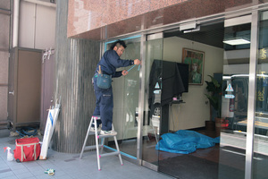 ビルの入口のガラス修理